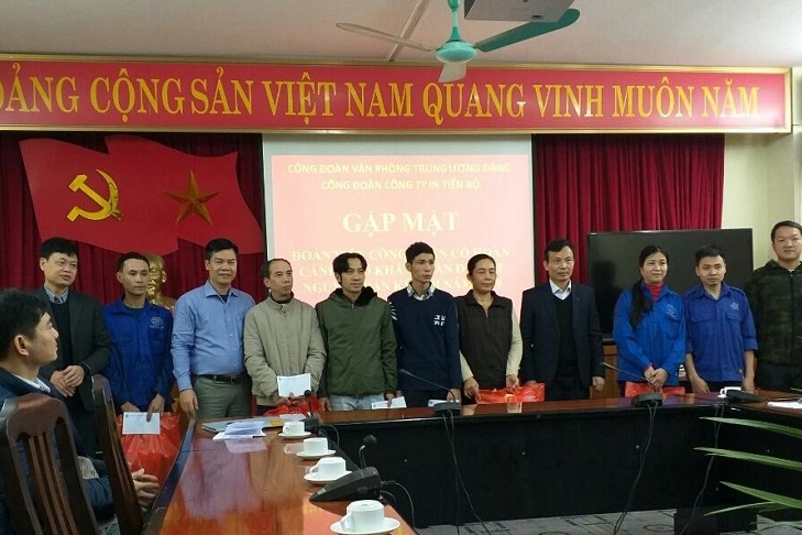 Công đoàn Công ty In Tiến Bộ gặp mặt, tặng quà cho đoàn viên có hoàn cảnh khó khăn nhân dịp Tết nguyên đán Kỷ Hợi